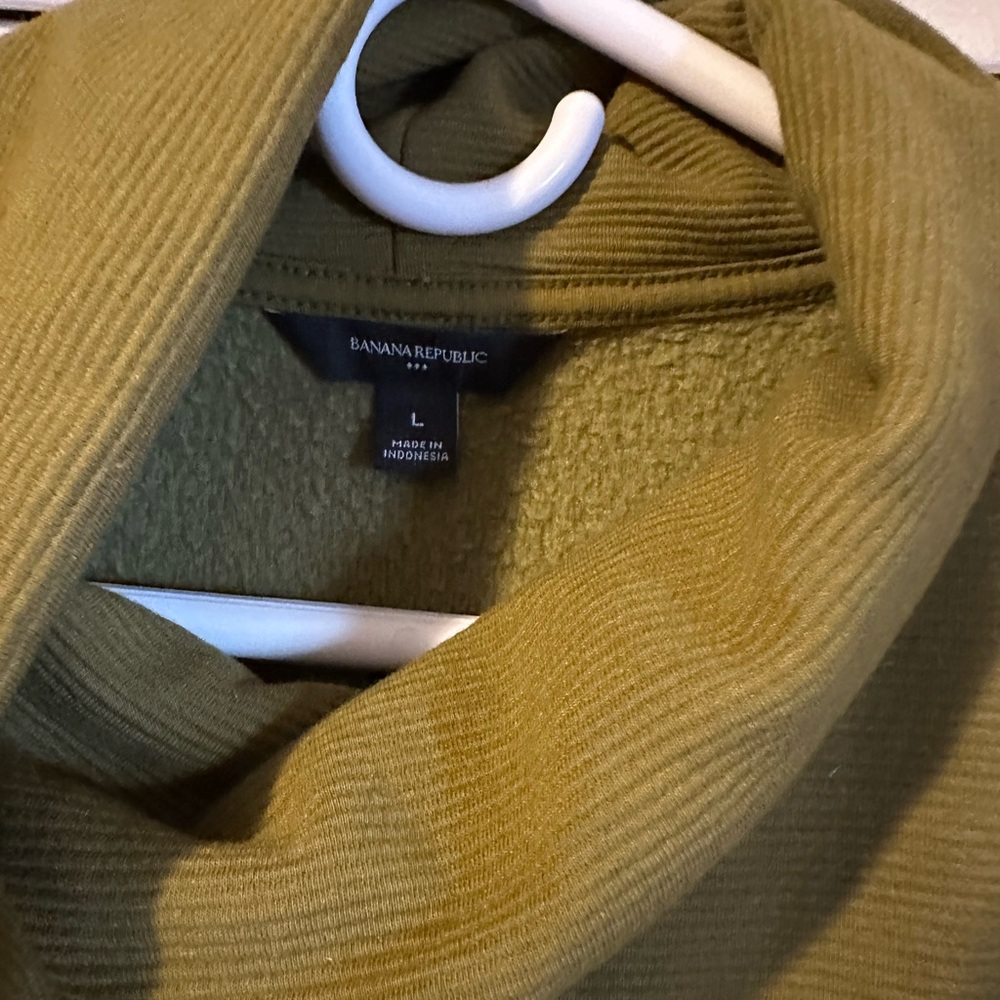 Banana Republic Men's Turtleneck Sweater in Olive - Picture 3 of 3